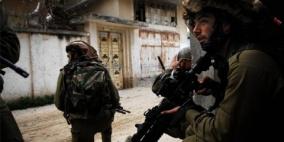 سلطات الاحتلال تعتقل فتاة ووالدها البالغ من العمر 70 عاما