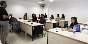 كلية دار الكلمة الجامعية تستضيف اخصائي السيناريو والدراماتور العالمي كيث كانينغهام