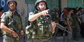 قوات الاحتلال تعتقل فتى من عزون وتداهم منزل رئيس مجلس عزبة الطبيب