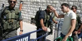 الاحتلال يمنع من هم دون سن الخمسين من دخول الأقصى