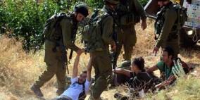 الاحتلال يعتقل شابا ويعتدي على مواطنة شرق يطا