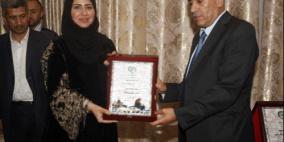 اللواء الرجوب يكرّم لاعبات الإمارات وفلسطين