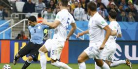 سواريز يروّض الأسود الثلاثة بهدفين ويقربهم من الخروج