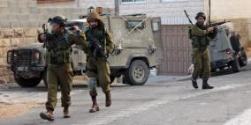 الخليل: الاحتلال يداهم بلدة الشيوخ ويفتش عدة منازل
