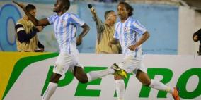 كاميروني سجل هدفاً.. ليسقط في حفرة