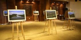 المصورة رومية تفتتح معرضا تحت عنوان "رجلين طوال" في رام الله