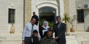 المحافظ طوباسي واللواء الفارس يسلمان كرسي كهربائي لمواطن من الاشخاص ذوي الاعاقة بالمحافظة