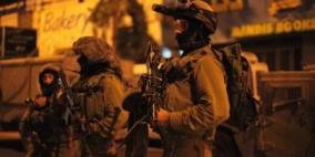 قوات الاحتلال تغلق بالمكعبات الاسمنتية شارعاً في الطور