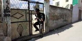 بيت لحم: الاحتلال يعتقل مواطن ويسلم مسن ونجله بلاغين