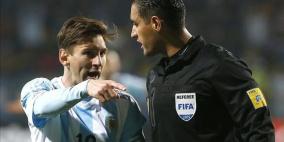 الحكم المثير للجدل يرد على ميسي بإجابة غريبة !