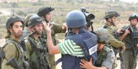 قلقيلية: المحافظ يستنكر استهداف الصحفيين خلال تغطيتهم للمسيرات السلمية