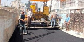 بلدية الخليل تُعبد شارع حيوي في قُب الجانب بعد تأهيله