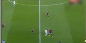 فيديو: المغربي يوسف العربي "يرقص" بيكيه في مراوغة رائعة