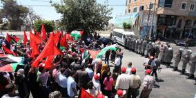 أجهزة الأمن تقمع المسيرة الرافضة للمفاوضات وسط مدينة رام الله