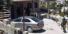 الاحتلال يخطر بهدم منزل شهيد ويعتقل مواطنا في بني نعيم شرق الخليل