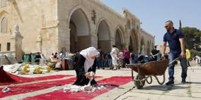المقدسيون ينظفون اوساخ المحتل ودماره وتخريبه في الاقصى