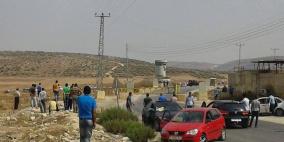 نابلس: مستوطنون يغلقون مدخل قرية بيت دجن بالسواتر الترابية