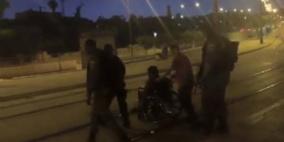 الاحتلال يعتقل مقعدا في القدس بزعم القائه حجارة على القطار الخفيف