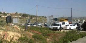 مستوطن يحاول دهس صحفيين عند حاجز زعترة