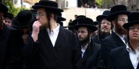 مستوطنون يؤدون شعائر وطقوسا تلمودية أمام أبواب الأقصى