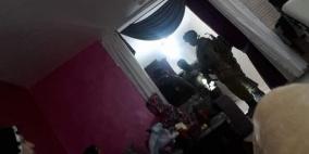 الاحتلال يقتحم منزل الأسير المضرب عن الطعام الفسفوس ويعتقل شقيقه