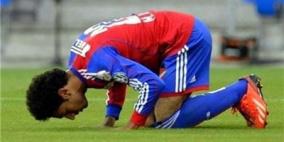 المصري "صلاح" يرفض مصافحة فريق "اسرائيلي" ويحتفل ساجداً