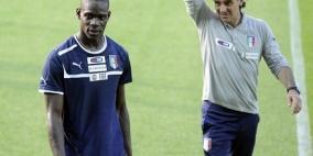 مدرب إيطاليا يعد بقص شعره على شاكلة بالوتيلي وشعراوي