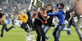 بالفيديو .. توقف قمة بيشكتاش وغلطة سراي بعد اقتحام الجمهور الملعب