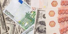 انخفاض الروبل في تعاملات نهاية الأسبوع نتيجة استمرار المخاطر الجيوسياسية