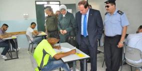 محافظ طولكرم يتفقد قاعات إمتحان التوجيهي