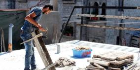في غزة.. عامل البناء بدرجة الدكتوراة !
