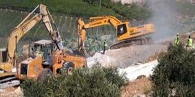 الاحتلال يغلق طريقا زراعيا في أراضي الخضر ببيت لحم