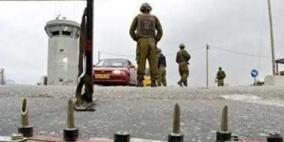 الاحتلال يغلق مدخل مخيم الفوار بالمكعبات الإسمنتية