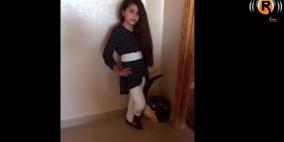 فيديو: طفلة "9 سنوات" تحقق امنيتها بالتخلي عن شعرها !