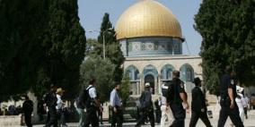 اشتباكات في محيط الأقصى ومئات المواطنين يؤدون الجمعة في الشوارع