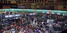 تخمة المعروض تهبط بأسعار النفط