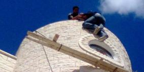 انقاذ عامل بناء علق بمنزل في طوباس