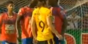 مدافع متهوّر يحاول "قضم" أنف لاعب "برشلوني"