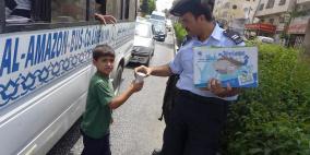 الشرطة توزع المياه على المواطنين في ظل درجات الحرارة العالية بالخليل