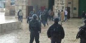 الاحتلال يمنع عشرات الطالبات من دخول الأقصى