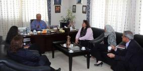 البنك الاسلامي الفلسطيني يتبرع بجهاز فحص السكري لعيادة البلدة القديمة في نابلس