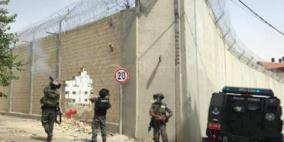 شبان يحدثون ثغرة في الجدار جنوب بيت لحم