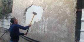 بلدية الاحتلال تجبر مقدسيا على هدم 3 مخازن بحجة البناء غير المرخص