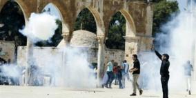 الاحتلال يقتحم الأقصى ويصيب عشرات المصلين