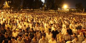 آلاف المصلين يحيون ليلة "التراويح" الأخيرة بالأقصى