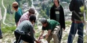 إصابة مواطنين بكسور في اعتداء للمستوطنين جنوب نابلس