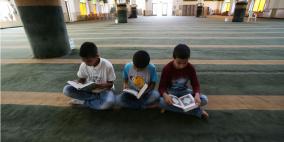 اطفال يقرأون القران في مسجد تميم الداري في رام الله‎