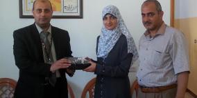 البنك الاسلامي العربي في خانيونس يكرم الطالبة سجى العثامنة