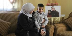 د.غنام تتفقد الطفل مصاروة "6 سنوات" الذي احتجز من قبل الاحتلال