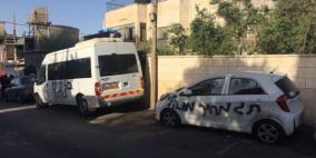 مستوطنون يخطون شعارات عنصرية ويعطبون مركبات المواطنين جنوب الأقصى